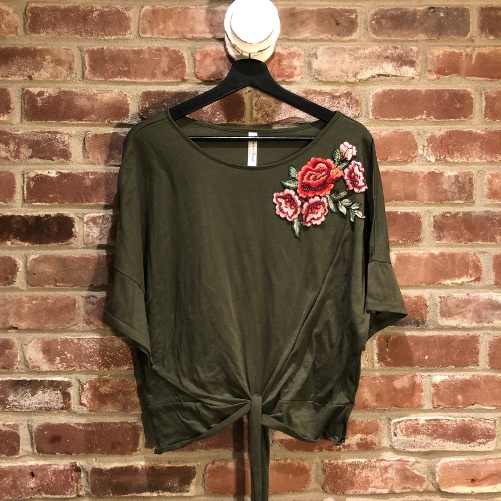 Cute top with flower appliqué